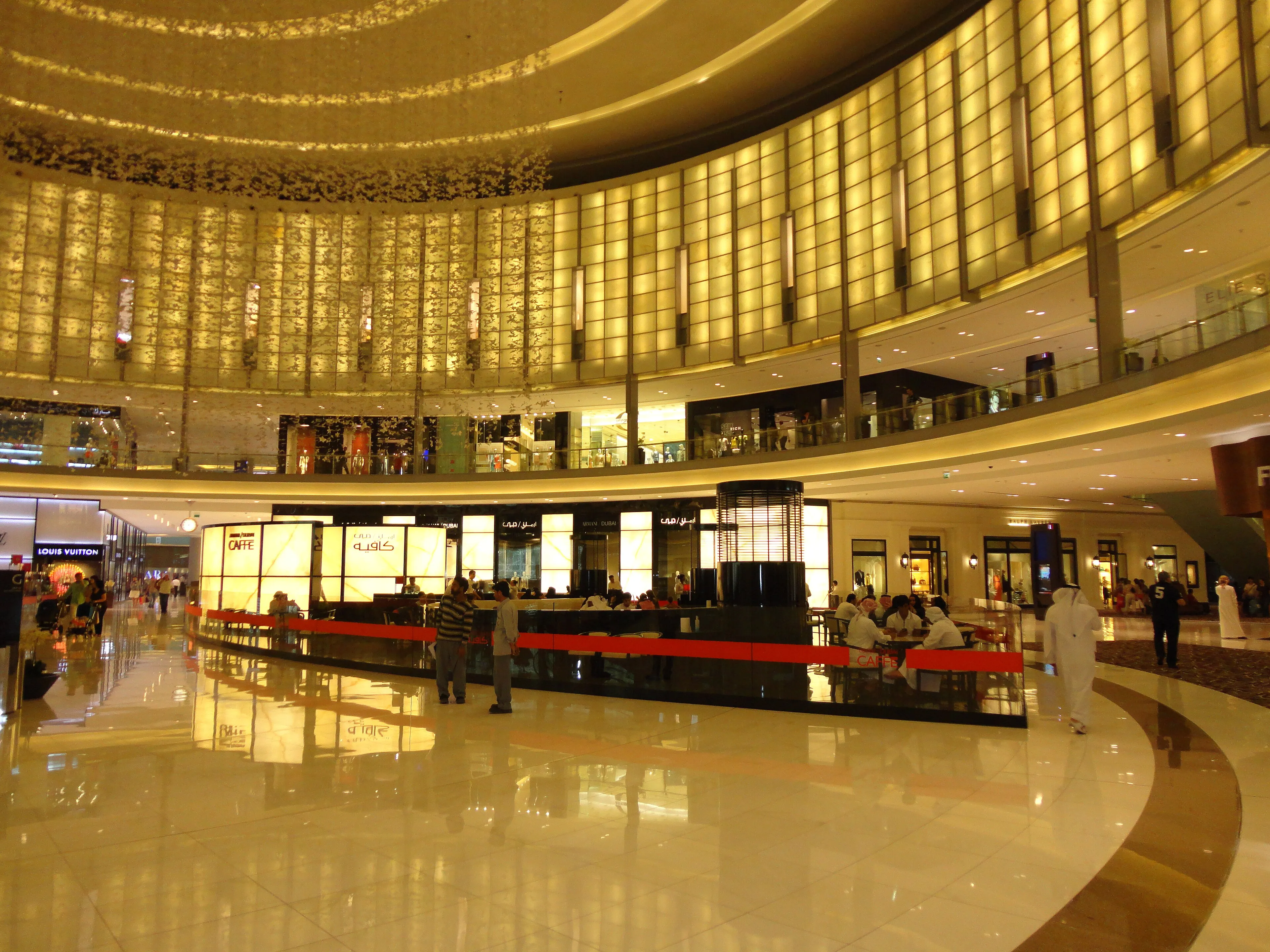 Fashion Avenue в Dubai Mall: широкий пассаж с витринами люксовых бутиков