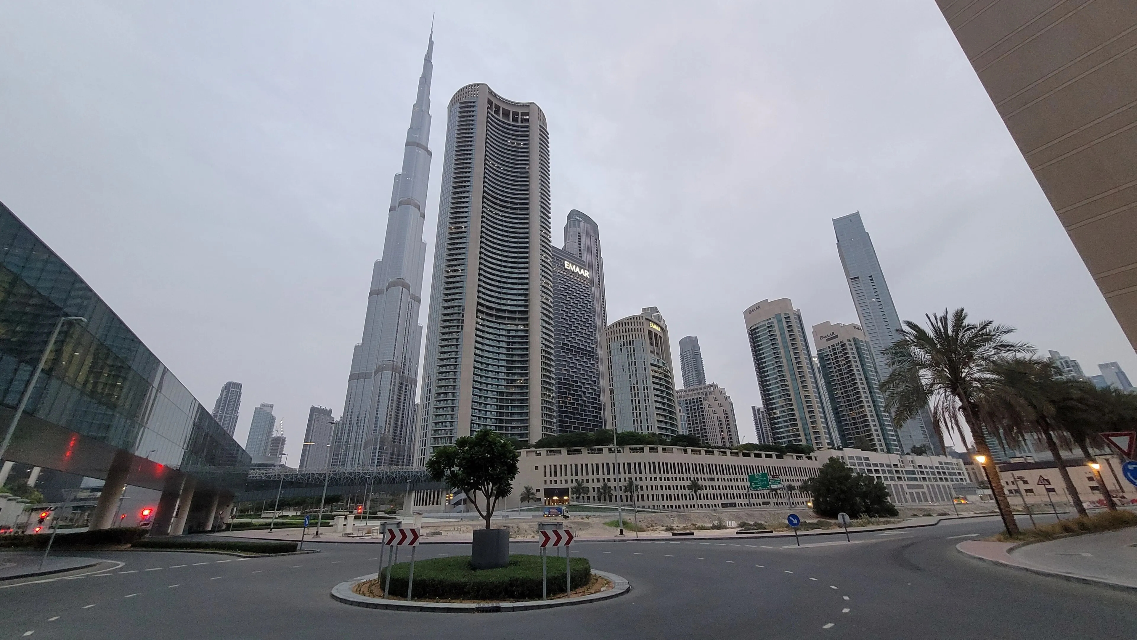 Вид на станцию метро Burj Khalifa/Dubai Mall с эстакады